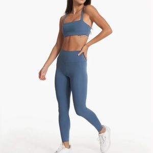 Like New Vuori Evolve Set in Pool Blue